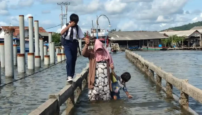 Banjir Rob, Akses Keluar Masuk Pulau Pasaran Terganggu