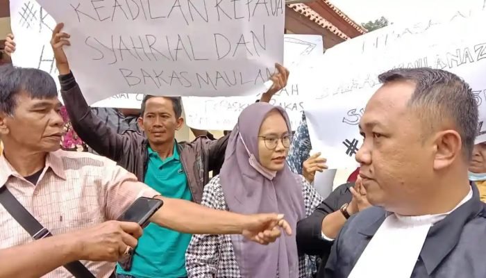 Bentangkan Poster, Keluarga Minta Terdakwa Dibebaskan