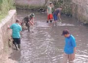 Cegah Banjir, Babinsa Bersama Warga dan Perangkat Kelurahan Bersihkan Sungai