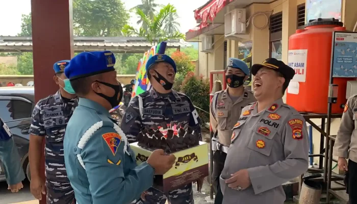 HUT ke-76 Polri, Kapolsek Dapat Surprise Kue Ultah dari Danden POM AL