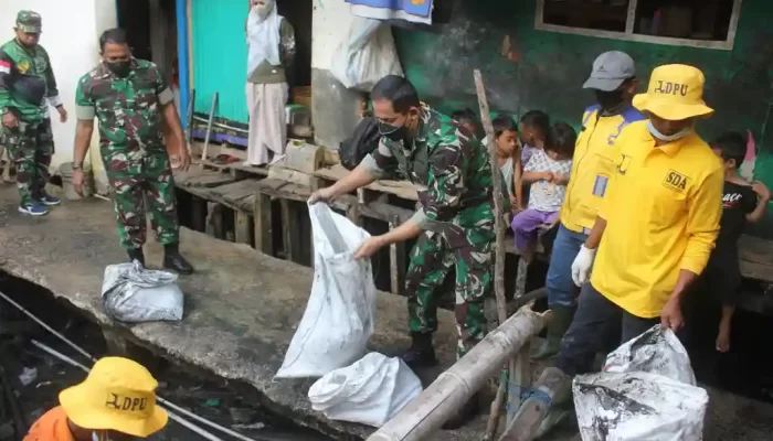 Gelar Karya Bakti, Dandim 0410/KBL Pimpin Langsung Bersih-Bersih Pasar Gudang Lelang