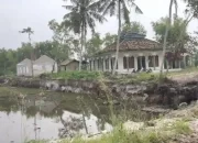 Penambangan Pasir Diduga Ilegal, Bangunan Masjid di Pasir Sakti Terancam Tenggelam