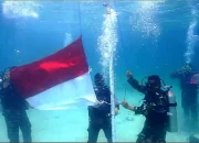 Korps TNI AL Brigif Marinir Lampung Kibarkan Bendera Merah Putih di Bawah Laut Pulau Pahawang