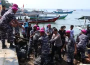 Program Laut Bersih, Brigif Marinir Lampung Bersihkan 5 Ton Sampah di Pantai Wilayah Pesawaran