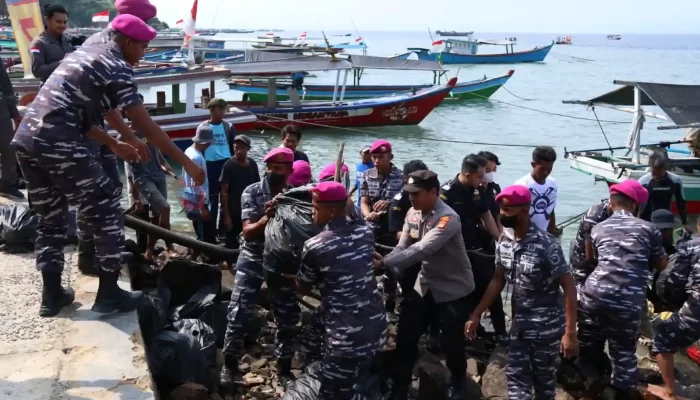 Program Laut Bersih, Brigif Marinir Lampung Bersihkan 5 Ton Sampah di Pantai Wilayah Pesawaran