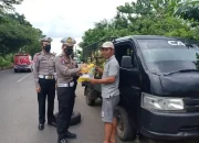Sat Lantas Polres Lamtim Bagikan Sembako Ke Masyarakat