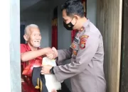 Harga BBM Naik, Polisi Bagikan Paket Sembako untuk Masyarakat Terdampak