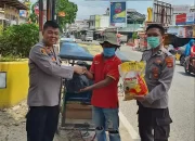 Polisi Bagikan Sembako Bagi Tukang Becak di Panjang, Kapolsek: Bantu Ringankan Beban