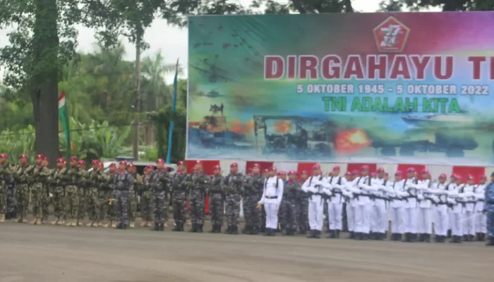 Prajurit Marinir Lampung Ikuti Upacara HUT TNI Ke-77 di Lapangan Korem 043/Gatam