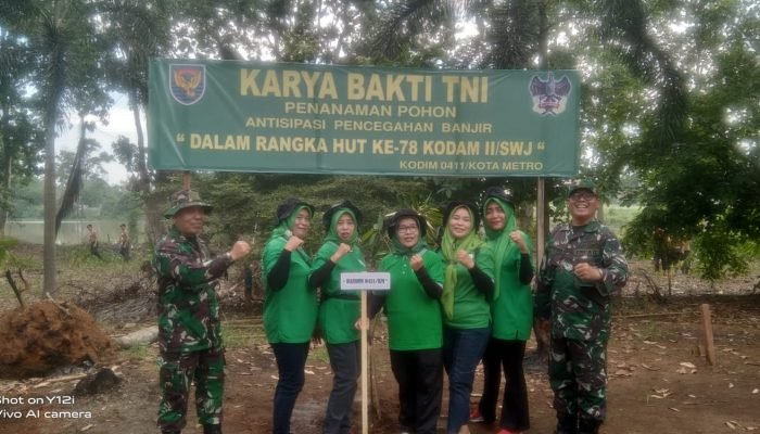 Tanam Ratusan Pohon, Letkol Rendra Ajak Warga Metro Buang Sampah Pada Tempatnya