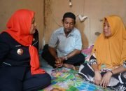 Eva Dwiana Kunjungi Keluarga Korban Tenggelam di Pesisir Pantai Telukbetung