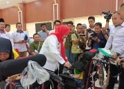Pemkot Salurkan 37 Kursi Roda ke Anak Difabel