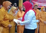 Walikota Eva Bagikan 80 Paket Sembako pada Anggota Veteran