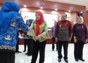 Walikota Eva Dwiana Serahkan SK dan Purnabakti ASN