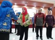 Walikota Eva Dwiana Serahkan SK dan Purnabakti ASN