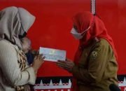 Pemkot Bandar Lampung Menyerahkan Bantuan Sosial