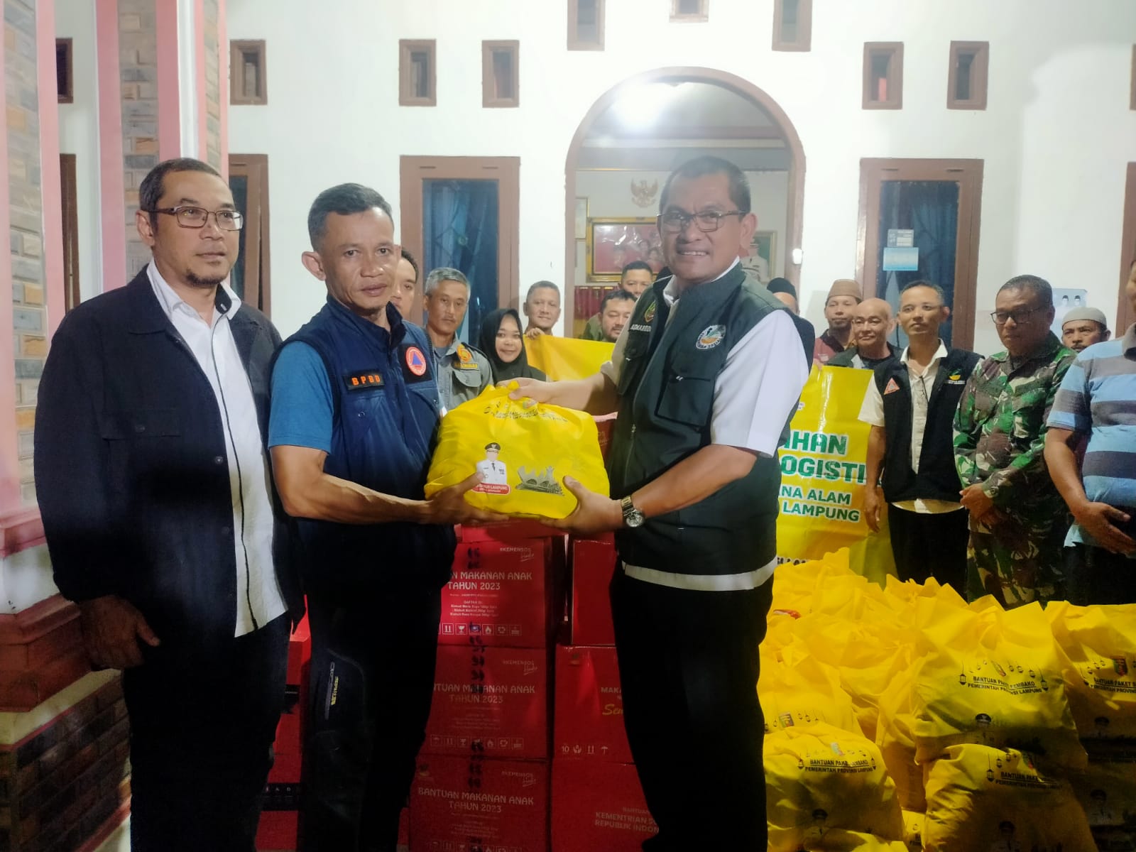 Gubernur Arinal Beri Bantuan Kepada Satgas Penanggulangan Konflik Satwa Liar, dan Korban Terkaman Harimau di Kecamatan Suoh Lampung Barat