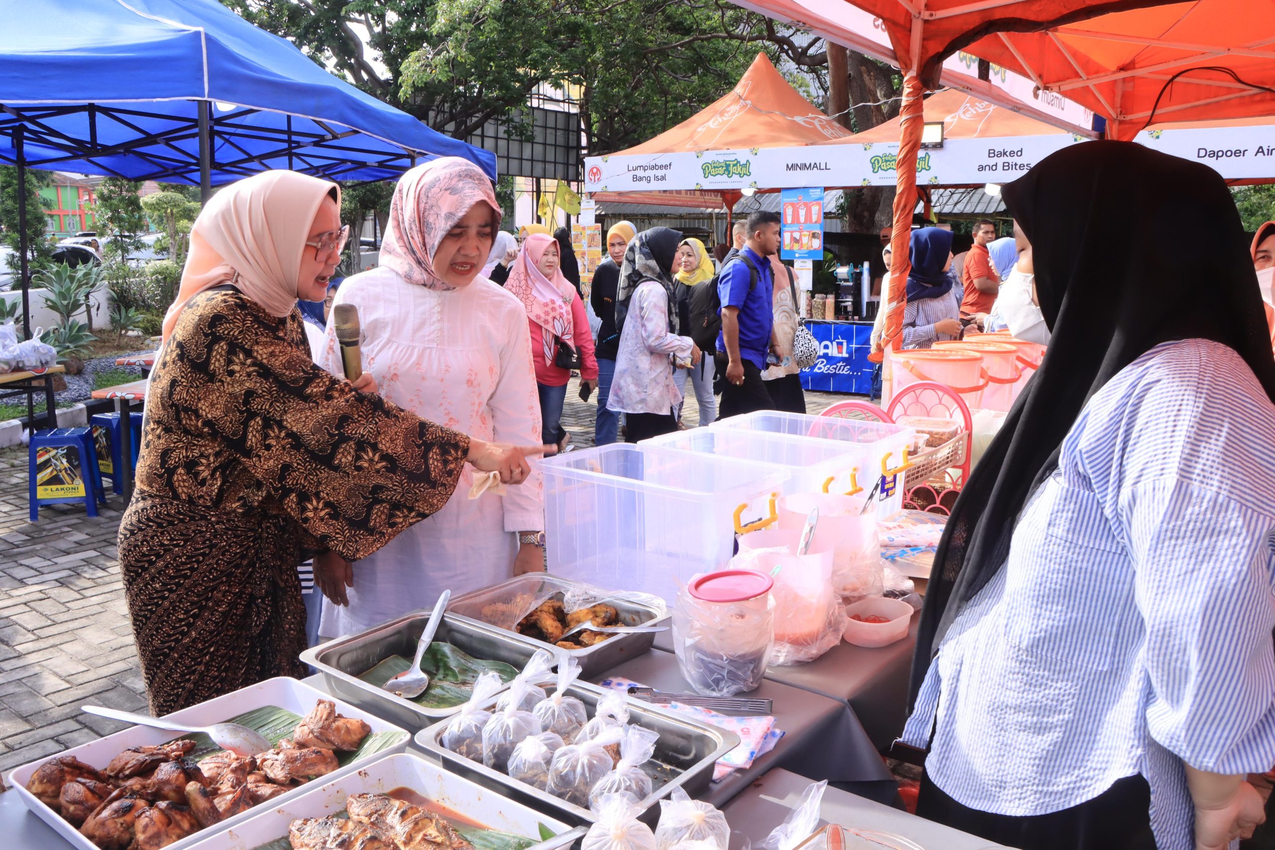 Ketua Dekranasda Provinsi Lampung Kunjungi Festival Pasar Takjil