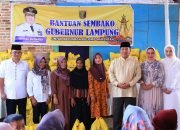 Gubernur Lampung Arinal Menyerahkan Bantuan 120 Paket Sembako
