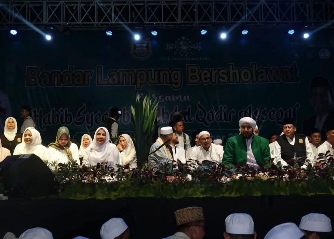 Puluhan Ribu Warga Bandar Lampung Berselawat Bareng Habib Syech Bin ...