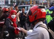 Sambut Hari Kemerdekaan RI ke-78, Walikota Eva Dwiana Bagikan 3800 Bendera Merah Putih