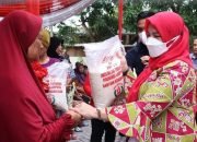 Pemkot dan INTI Bagikan Beras ke Warga Bumi Waras