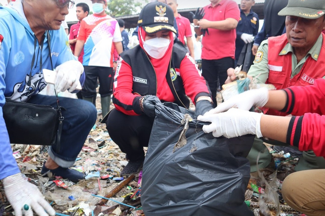 Walikota dan Forkopimda Ikut Serta Bersih-bersih Pesisir Pantai