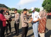 Kapolres Metro Berikan Bantuan Beasiswa Kepada Siswa-Siswi Berprestasi.