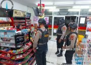 Anggota Polres Metro Patroli Pusat Keramaian.
