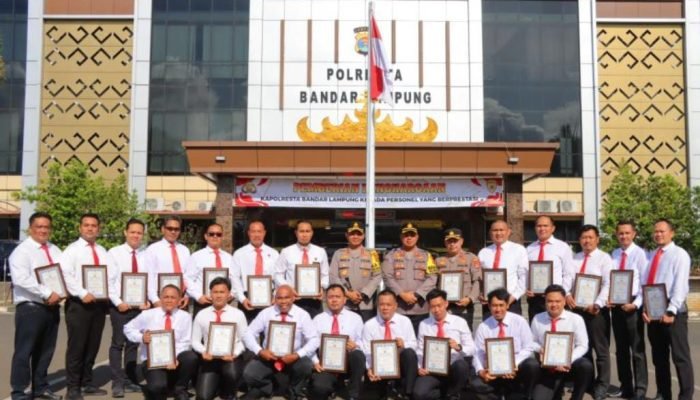 Kapolresta Berikan Reward ke 21 Personel Berprestasi