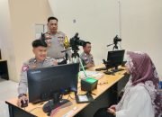 Satlantas Polres Metro Beri Layanan Prima Ke Pemohon SIM Dengan Ramah.