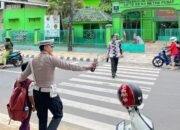 Strong Point: Personil Polres Metro Hadir Di Tengah Aktivitas Pagi Masyarakat.