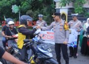 Kapolres Metro Bagikan Takjil Berbuka Puasa Gratis Kepada Masyarakat.