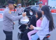 Kapolres Metro dan Club Fortuner Kota Metro Bagikan Takjil Gratis Di Tugu Pena.