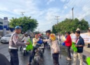Kapolres Metro Bersama Organisasi Kemahasiswaan dan Kepemudaan Bagikan Takjil untuk Masyarakat.