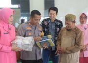 Kapolres Metro dan Ketua Bhayangkari Gelar Baksos, Bagikan Al-Qur’an dan Mukena ke Sejumlah Masjid.