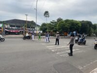 Polwan Polres Metro melaksanakan pengaturan lalu lintas (turlalin) di Kota Metro dalam rangka HUT Polwan ke-77