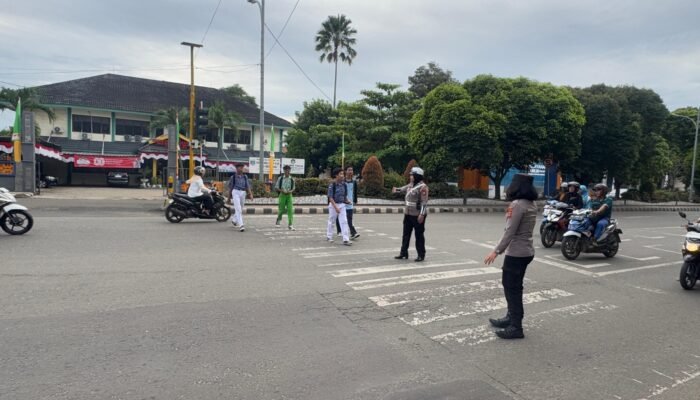Polwan Polres Metro melaksanakan pengaturan lalu lintas (turlalin) di Kota Metro dalam rangka HUT Polwan ke-77