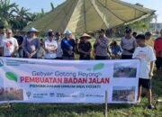 Polsek Metro Barat Bersama Warga Gelar Gotong Royong Bangun Jalan Akses Pemakaman Umum Mulyojati.