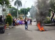 IPLI Dan THL Metro Bakar Ban Di Pintu Gerbang Kantor Walikota.
