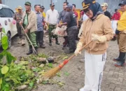 Ketua DPRD Gugah Kesadaran Warga Untuk  Bersihkan Sampah Di Metro.