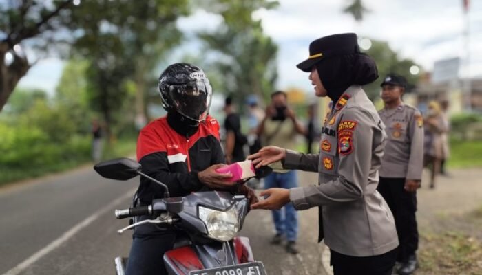 Polsek Metro Selatan Berbagi Takjil, Wujud Kepedulian di Bulan Suci