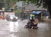 Banjir Terjang Jalan Yos Sudarso 15 Polos. Ganggu Aktivitas Warga.