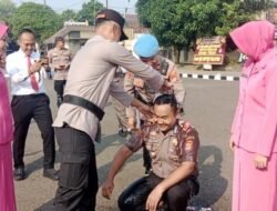 Kasat Reskrim Rizky Dapat Penghormatan Mandi Kembang Oleh Kapolres Kota Metro.