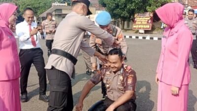 Kasat Reskrim Rizky Dapat Penghormatan Mandi Kembang Oleh Kapolres Kota Metro.