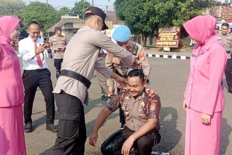 Kasat Reskrim Rizky Dapat Penghormatan Mandi Kembang Oleh Kapolres Kota Metro.
