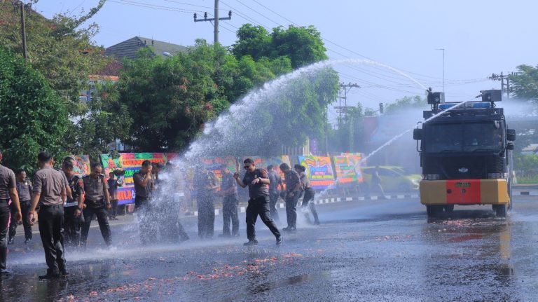 Sejumlah Personel Polres Metro Menerima Kenaikan Pangkat Reguler Periode 1 Juli 2026.