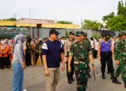 Sambut HUT-Nya Yang Ke I, Danrem 043/Gatam/ Kodam XXI Radin Inten Pimpin Aksi Bersih Bersih Pasar Cendrawasih.