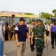 Sambut HUT-Nya Yang Ke I, Danrem 043/Gatam/ Kodam XXI Radin Inten Pimpin Aksi Bersih Bersih Pasar Cendrawasih.